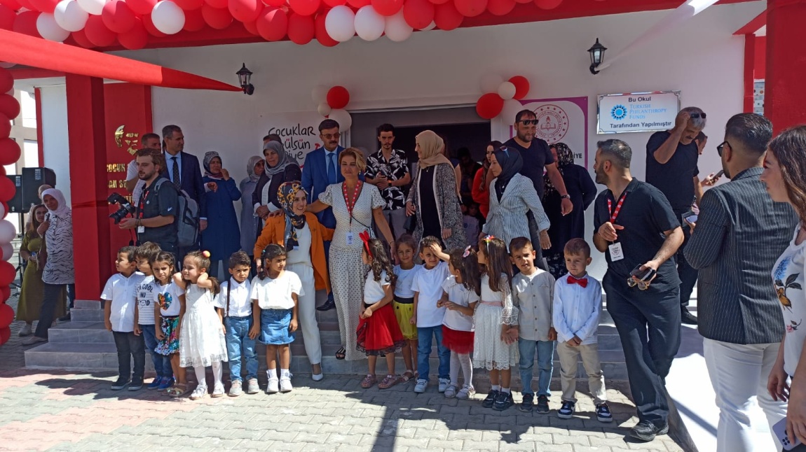 Çocuklar Gülsün Diye Derneği'nin destekleriyle okulumuza yapılan anaokulunun açılışı gerçekleştirildi.